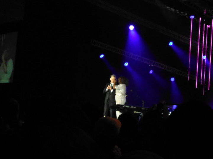 Kala Lea Simanjuntak Bersanding dengan David Foster di Panggung