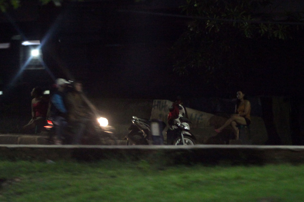  PSK menunggu pelanggan di kawasan Jembatan Genit, Jalan Pangeran Tubagus Angke, Jakarta Barat, Kamis 3 Maret 2016. Foto: MI/Panca Syurkani