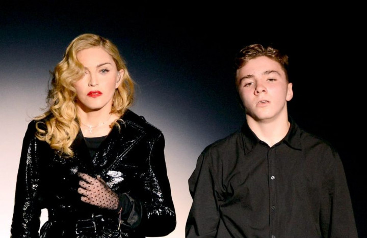 Madonna Tangisi Anaknya di Tengah Konser
