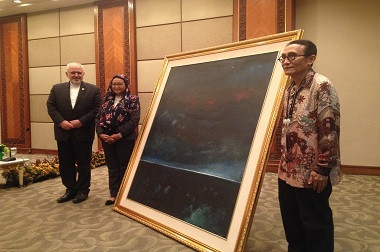 Simbol Perdamaian, Pelukis Indonesia Beri Lukisan kepada Iran 