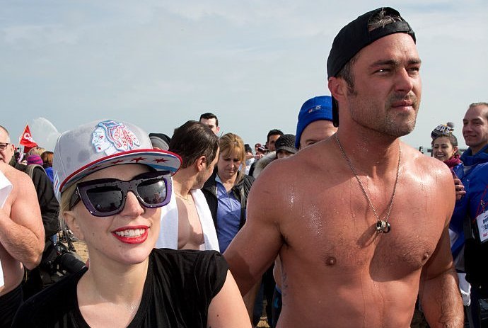 Bantu Kegiatan Amal, Lady Gaga Terjun ke Danau Dingin