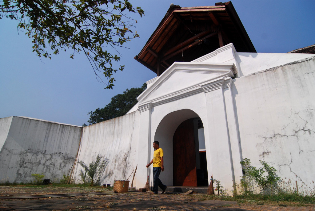 Warga melintas di dalam kompleks Benteng Willem II di Ungaran, Kabupaten Semarang, Jawa Tengah, tempat Pangeran Diponegoro ditahan sebelum diasingkan ke Makassar, Sulawesi Selatan. (foto: Antara/Aditya Pradana Putra)