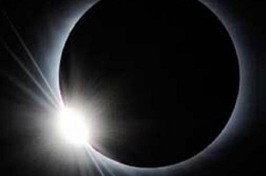 Proses Gerhana Matahari di Semarang Diprediksi Tertutup Awan Tipis