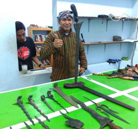 Pawang Hujan Kebanjiran <i>Job</i> saat Gerhana Matahari Total