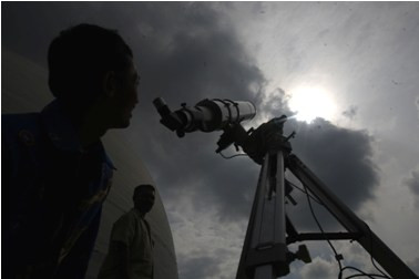 Peneliti: Amati Gerhana Matahari dari Baskom Berisi Air Berbahaya