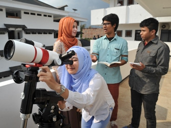 Nobar Gerhana Berbasis Riset Antariksa di UMM