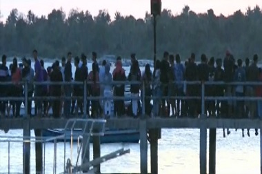 Warga Berdatangan ke Jembatan Ampera untuk Saksikan Gerhana