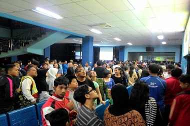 Warga Antre Kacamata Gerhana dari Pukul 3 Dini Hari