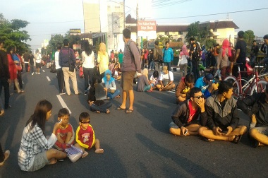 Warga Yogyakarta Nekat Tatap Matahari dengan Mata Telanjang