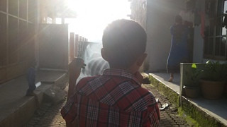 Usaha Lihat Gerhana, Pakai Helm hingga Plastik Rontgen