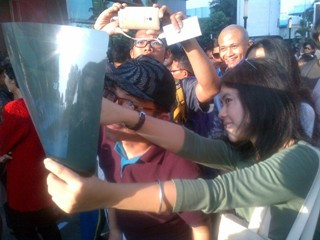 Kehabisan Kacamata Khusus, Warga di Planetarium Gunakan Kertas Rontgen