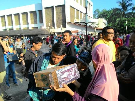 Ade Jadikan Kardus sebagai Alat Saksikan GMT