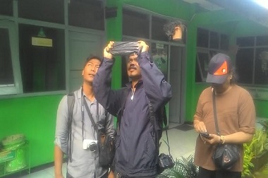 Tak Ada Kacamata, Warga Gunakan Kantong Plastik Amati Gerhana Matahari
