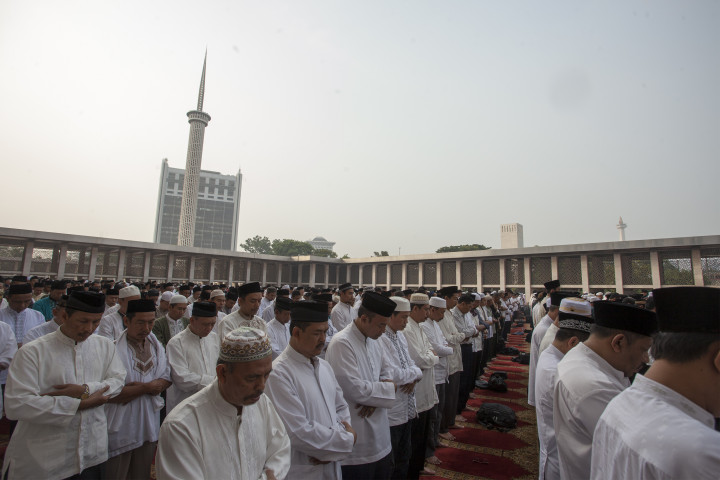 Warga Banjarmasin Penuhi Masjid Laksanakan Salat Gerhana