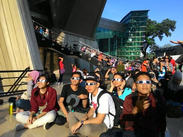 Kacamata Gratis Dimanfaatkan Calo di Planetarium