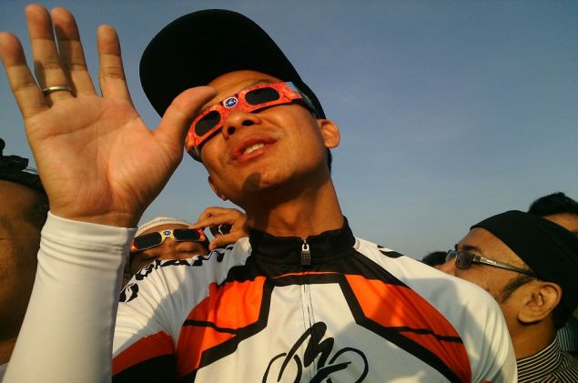 Demi Lihat Gerhana, Kacamata Tukang Las dan Hasil Rontgen pun Jadi