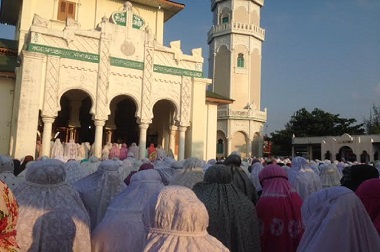 Usai Salat, Warga Banda Aceh Saksikan Gerhana Matahari