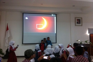 Pengunjung Lapan <i>Selfie</i> di 'Depan' Gerhana