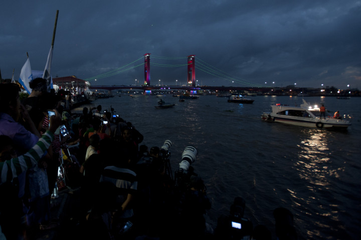 Warga Lampung Saksikan Gerhana di Pesisir Pantai