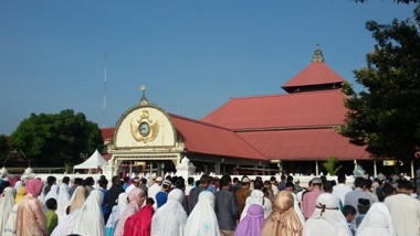 Jemaah Salat Gerhana di Masjid Gedhe Kauman Membeludak