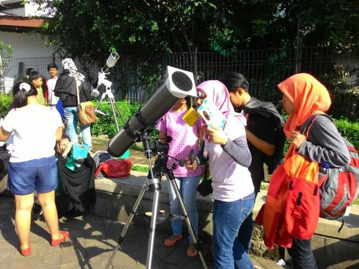 Pengalaman Pengunjung Planetarium Saksikan Gerhana dengan Teleskop