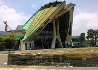 Nonton Bareng Gerhana di TIM Sisakan Sampah 