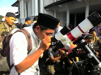 Warga Malang Amati Gerhana Matahari Secara Astrofotografi