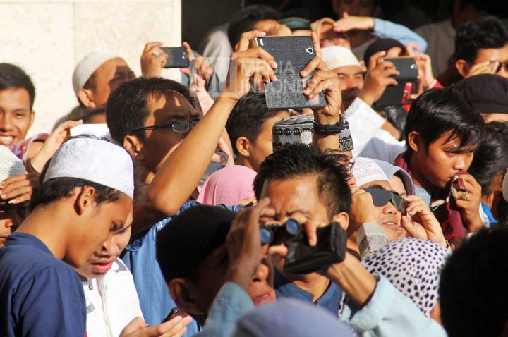 Warga Amati Gerhana Matahari di Masjid Istiqlal