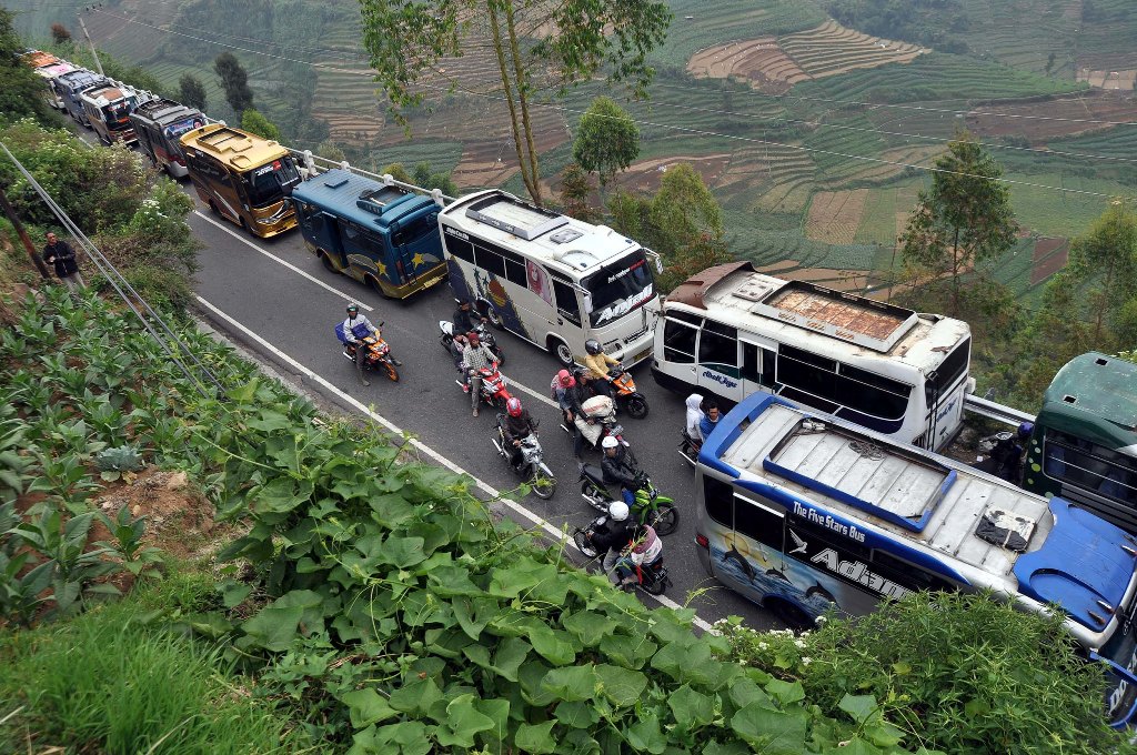 Antrean kendaraan di jalur Dieng-Wonosobo saat jalur itu longsor tahun lalu. (Ant/Anis Efizudin)