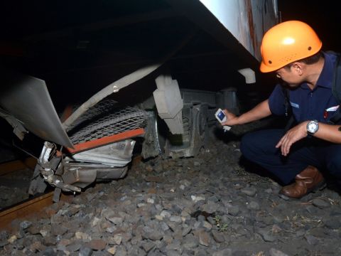 Kereta Anjlok, Penumpang Menumpuk di Stasiun Depok