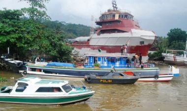 Kapal Patroli Polair Diserang 300 Kapal Nelayan