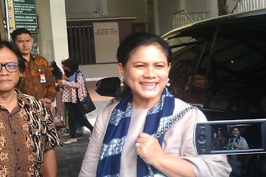 Iriana Jokowi tak Berani Gendong Cucu Pertamanya