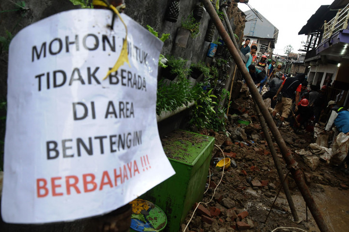 Tembok Rusunami di Bandung Ambruk