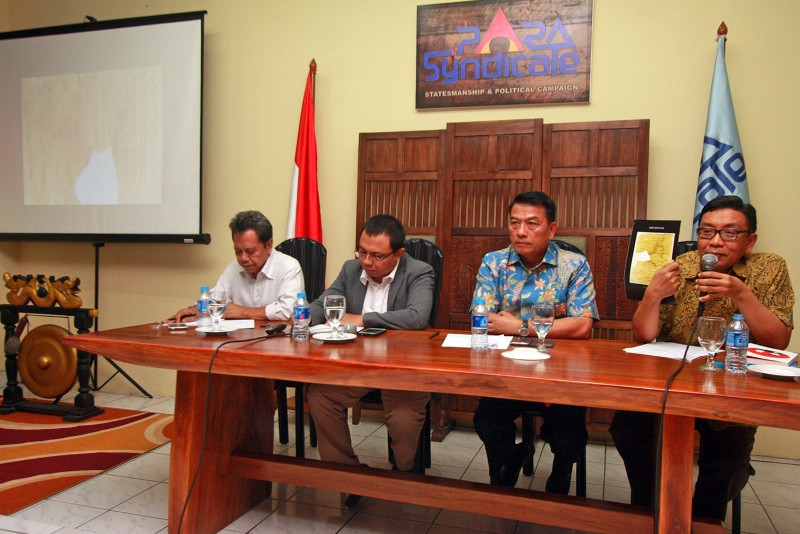 Peneliti Utama LIPI Dr Asvi Warman Adam (kanan) didampingi Mantan Panglima TNI Jenderal TNI (Purn) Moeldoko (dua kanan), Pengamat Politik dan Militer Dr Kusnanto Anggoro (kiri) dan Direktur Eksekutif PARA Syndicate Y. Ari Nurcahyo (dua kiri) saat diskusi 