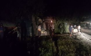 Truk Tronton Tabrak Rumah, 8 Orang Terluka