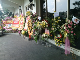 Cucu Jokowi Lahir, Perajin Rangkaian Bunga Banjir <i>Order</i>