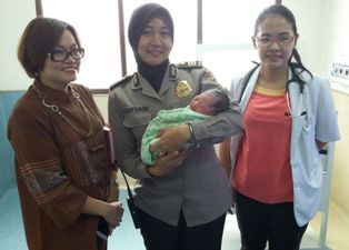 Bayi Terbungkus Tas Ungu Tergeletak di Depan Rumah Dinas Gubernur