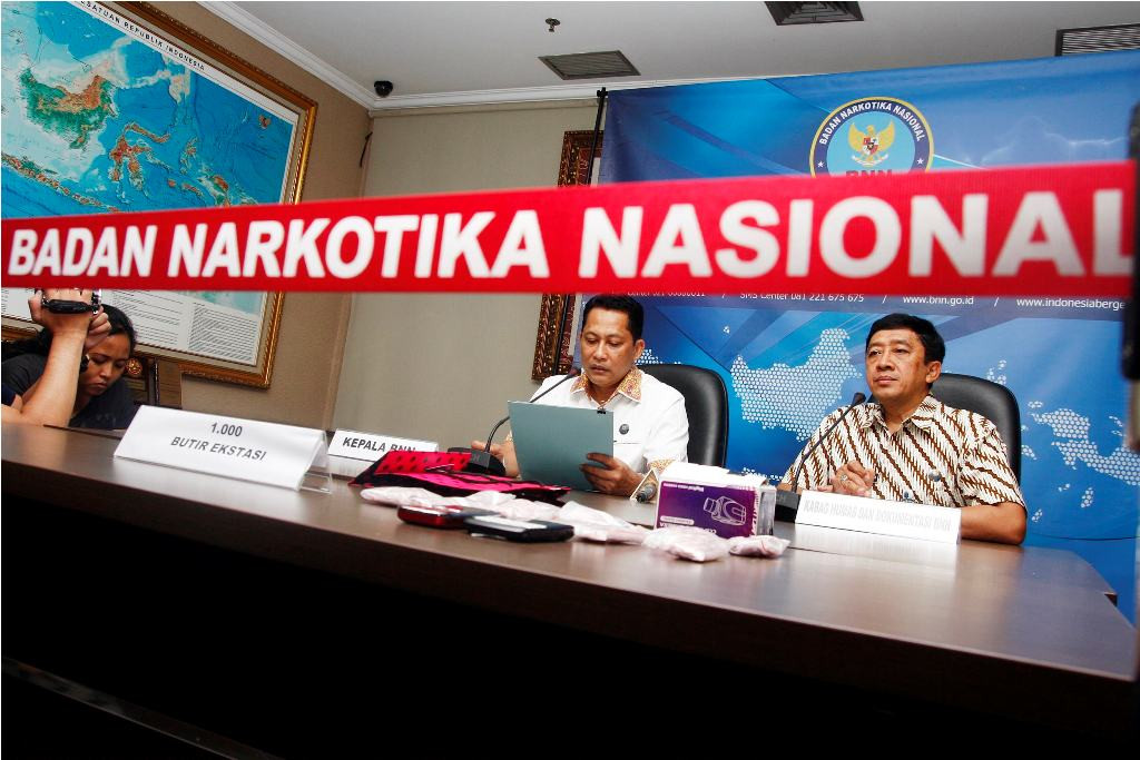 Kepala Badan Narkotika Nasional (BNN) Budi Waseso (kiri) bersama Kepala Bidang Humas dan Dokumentasi Slamet Riyadi (kedua kanan) saat konfrensi pers di Gedung BNN, Jakarta, Selasa (27/10). MI/Galih Pradipta.