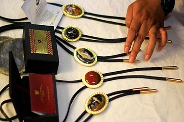 Batu Akik Berbentuk Dasi Koboi Jadi Suvenir PON XIX