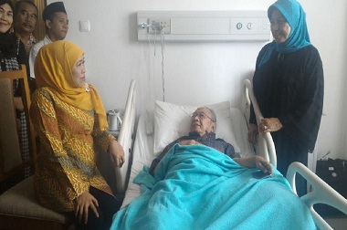Mensos Khofifah Jenguk Gus Solah di RSUD Soetomo