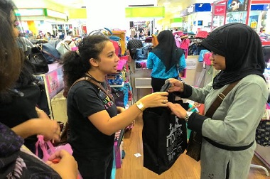 Konsumen Bawa Kantong Plastik di Malang 'Dirazia'