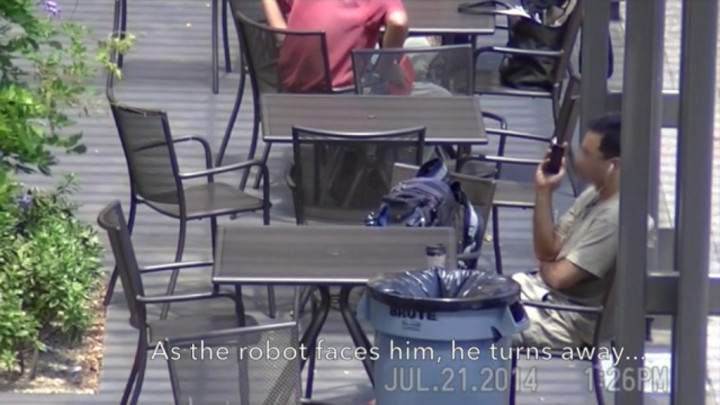 Bagaimana Reaksi Orang Saat Melihat Robot Tong Sampah?