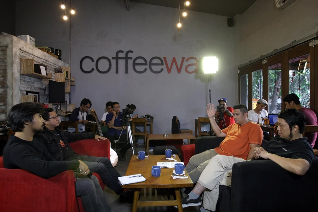 Dari kiri Editor Rolling Stone Indonesia Wendi Putranto, moderator Zulfikri dari MI, Aldo Sianturi Indonesia Country Manager Believe Digital, dan David Karto dari Demajors, dalam diskusi Kotak Musik MI di Jakarta, Rabu (2/3).(Foto:MI)