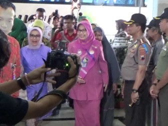 Mufidah JK Bawa Kado untuk Jan Ethes