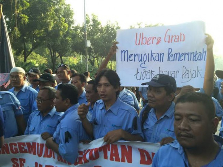 Aplikasi <i>Online</i> Pangkas Pendapatan Sopir Taksi 50 Persen