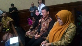 Kenakan Pakaian Nuansa Hitam di Hari Vonis, Gatot-Evy Berduka