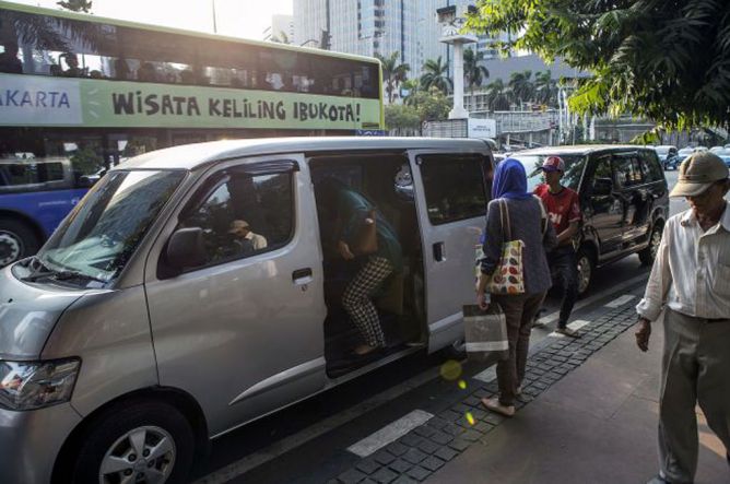 Transportation Ministry Urges Ban on Uber and Grab