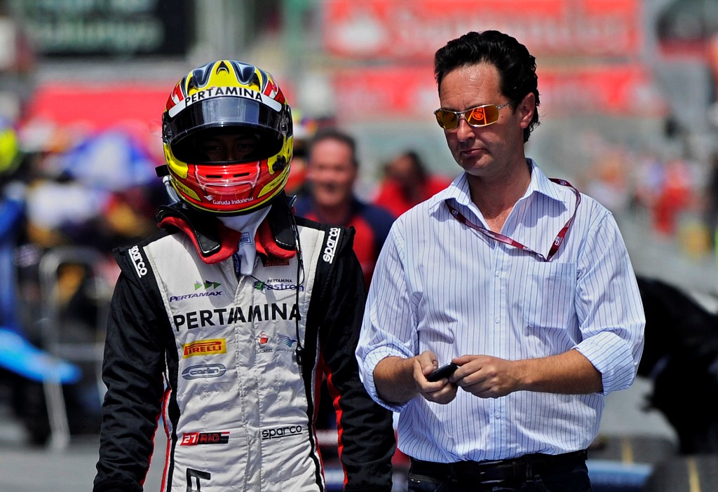 Pebalap Indonesia Pertamina GP2 Rio Haryato (kiri) berdiskusi dengan Manajer Teknis Piers Hunnisett (kanan) saat masih di GP2 di Sirkuit Catalunya, Barcelona, Spanyol (Foto: Antara/Yudhi Mahatma)