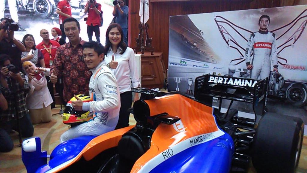 Menpora Imam Nahrawi dan Rio Haryanto di atas MRT05 (Foto: MTVN/Rendy)