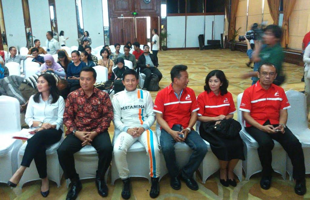 Indah Pennywati (kedua dari kanan) mengaku masih menyimpan kekhawatiran Rio Haryanto membalap di ajang Formula One (Foto: MTVN/Rendy)